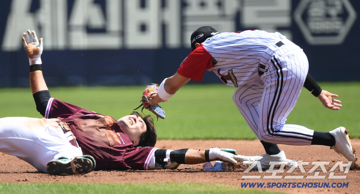 24일 잠실구장에서 열린 LG와 키움의 경기. 2회 2루타를 치고 2루에서 슬라이딩 세이프되고 있는 키움 이형종. 잠실=송정헌 기자 songs@sportschosun.com/2026.05.24/