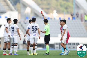 '가브리엘 PK 실축' 용인FC 수적 우위 살리지 못했다…'김주성 퇴장→신송훈 선방' 충남아산과 0-0 무승부