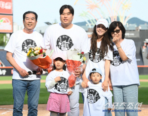 노시환은 왜 RYU 아내 배지현씨를 보자 "형수님, 죄송합니다" 외쳤을까 [대전 현장]