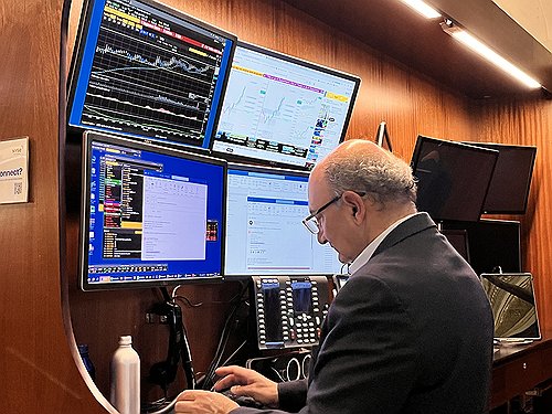 (뉴욕=연합뉴스) 김연숙 특파원 = 22일(현지시간) 미국 뉴욕증권거래소(NYSE)의 트레이더. 2026.4.23 nomad@yna.co.kr