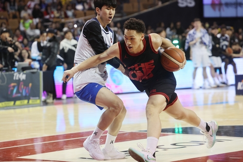 (서울=연합뉴스) 박동주 기자 = 지난 1월 18일 서울 잠실실내체육관에서 열린 2025-2026 LG전자 프로농구 올스타전 덩크 콘테스트 결승에서 정성조(삼성)와 에디 다니엘(SK)이 경기를 펼치고 있다. 2026.1.18