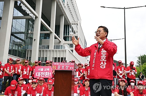 (서울=연합뉴스) 김인철 기자 = 윤호상 서울시 교육감 후보가 21일 서울 용산구 서울시교육청 앞에서 열린 출정식에서 발언하고 있다. 2026.5.21 yatoya@yna.co.kr