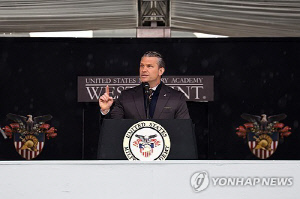 美국방, 육사졸업식서 "여러분들 손 묶지않겠다" 현장 재량 강조