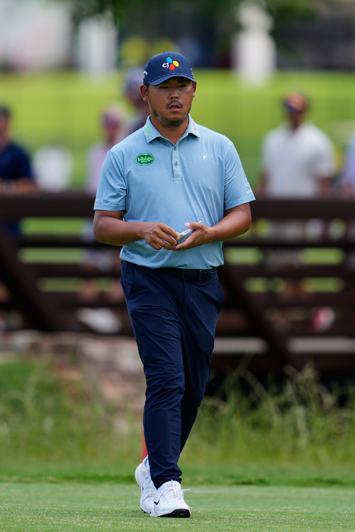 Si Wook Kim, of South Korea, walks up to the ninth tee during the final round of the CJ Cup Byron Nelson golf tournament in McKinney, Texas, Sunday, May 24, 2026. (AP Photo/Tony Gutierrez)