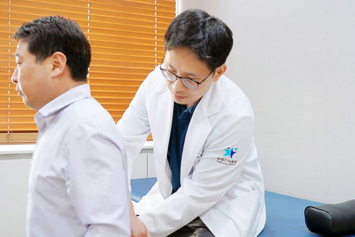 진료 중인 차경호 원장