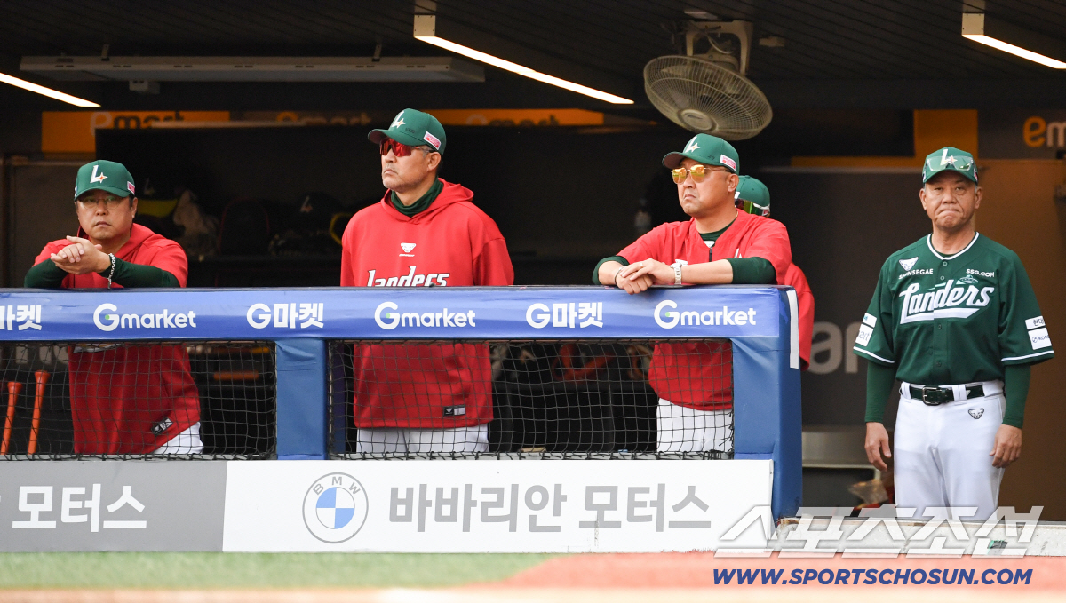 15일 인천SSG랜더스필드에서 열린 SSG와 LG의 경기. SSG 송신영 코치, 이숭용 감독, 경헌호 코치, 세리자와 코치가 경기를 지켜보고 있다. 인천=박재만 기자 pjm@sportschosun.com/2026.05.15/