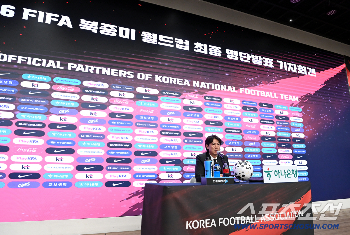 2026 북중미 월드컵 최종 명단발표 기자회견이 16일 서울 광화문 KT 웨스트빌딩 온마당에서 열렸다. 홍명보 감독이 질문에 답하고 있다. 광화문=허상욱 기자 wook@sportschosun.com/2026.05.16/