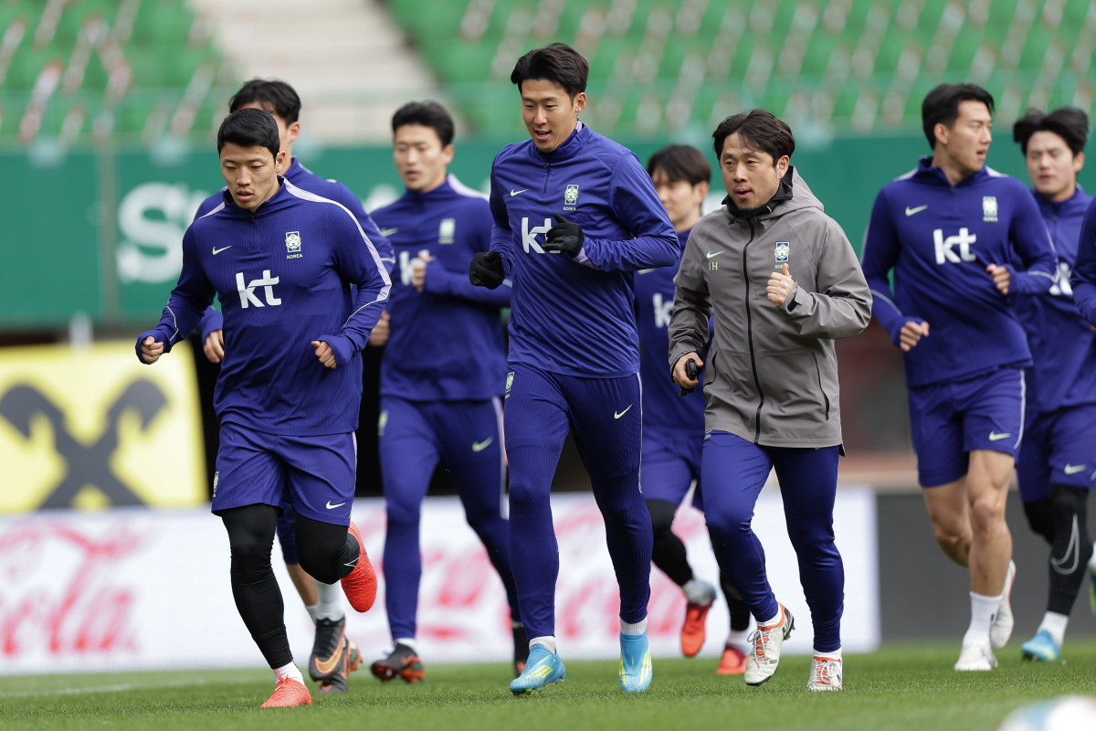 에른스트하펠스타디온(비엔나, 오스트리아)/ 축구국가대표팀 원정 친선경기/ 남자A대표팀/ 한국 vs 오스트리아/ MD-1/ 훈련/ 황희찬, 손흥민, 이재홍 피지컬코치/ photo by Donghyuk Kwak