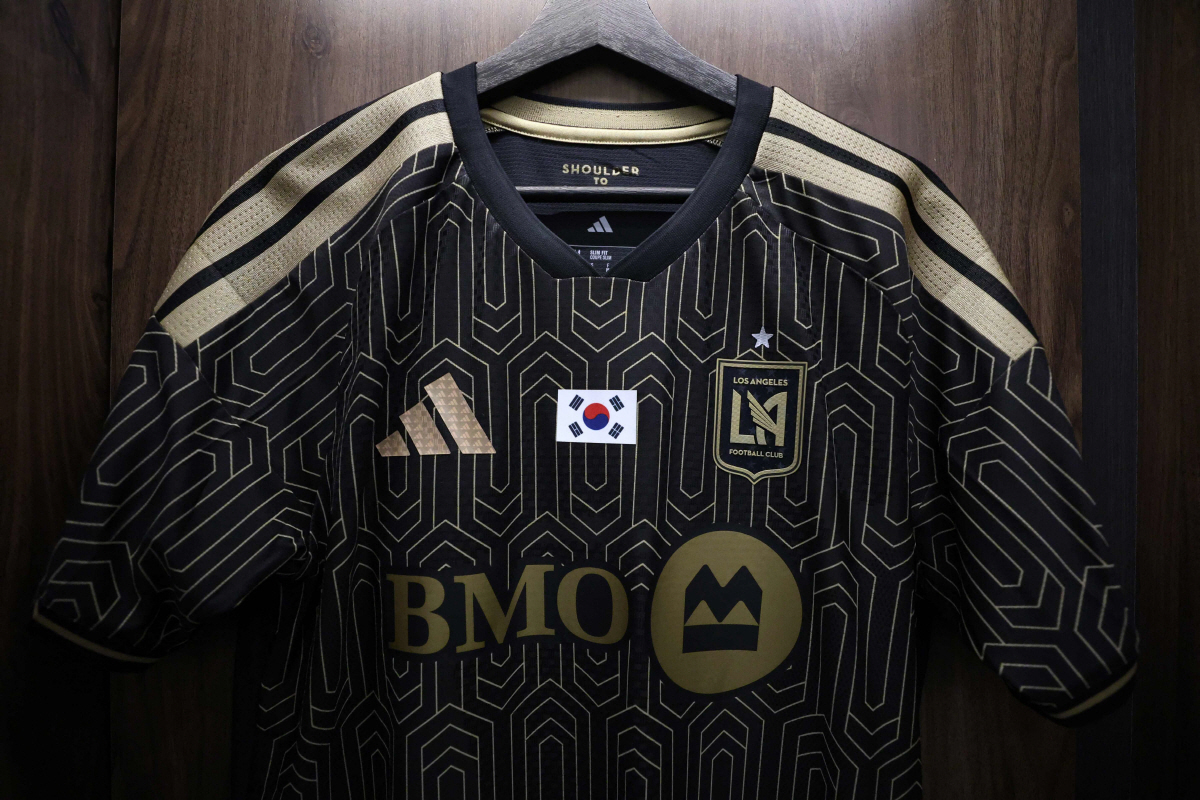 LOS ANGELES, CALIFORNIA - MAY 24: The jersey of Son Heung-Min #7 of Los Angeles FC with the Korea Republic flag is displayed in the dressing room prior to the MLS match between Los Angeles Football Club and Seattle Sounders FC at BMO Stadium on May 24, 2026 in Los Angeles, California. Luiza Moraes/Getty Images/AFP (Photo by Luiza Moraes / GETTY IMAGES NORTH AMERICA / Getty Images via AFP)