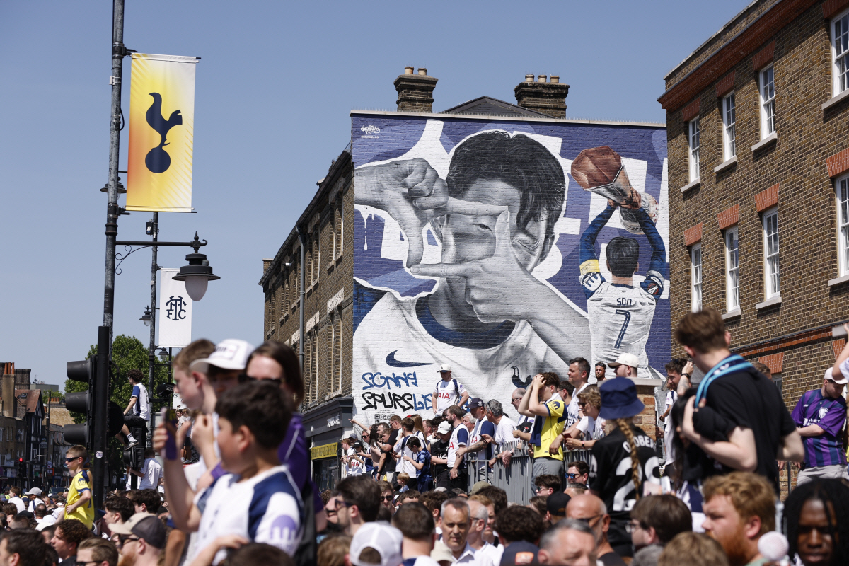 epa12990358 Tottenham Hotspur supporters gather in front of the mural depicting the former Tottenham Hotspur player Son Heung-min ahead of the English Premier League match Tottenham Hotspur against Everton FC, in London, Britain, 24 May 2026. EPA/DAVID CLIFF EDITORIAL USE ONLY. No use with unauthorized audio, video, data, fixture lists, club/league logos, 'live' services or NFTs. Online in-match use limited to 120 images, no video emulation. No use in betting, games or single club/league/player publications.