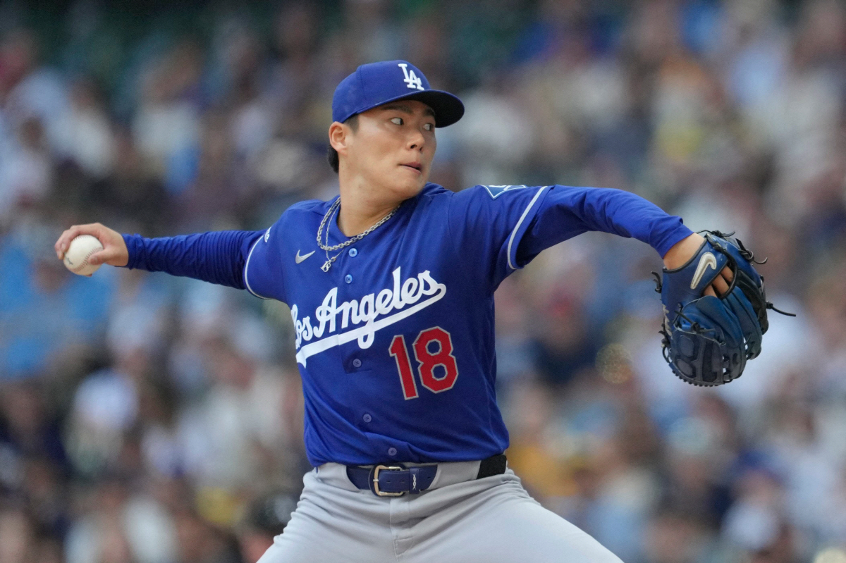 MILWAUKEE, WISCONSIN - MAY 24: Yoshinobu Yamamoto #18 of the Los Angeles Dodgers pitches against the Milwaukee Brewers during the first inning at American Family Field on May 24, 2026 in Milwaukee, Wisconsin. Patrick McDermott/Getty Images/AFP (Photo by Patrick McDermott / GETTY IMAGES NORTH AMERICA / Getty Images via AFP)