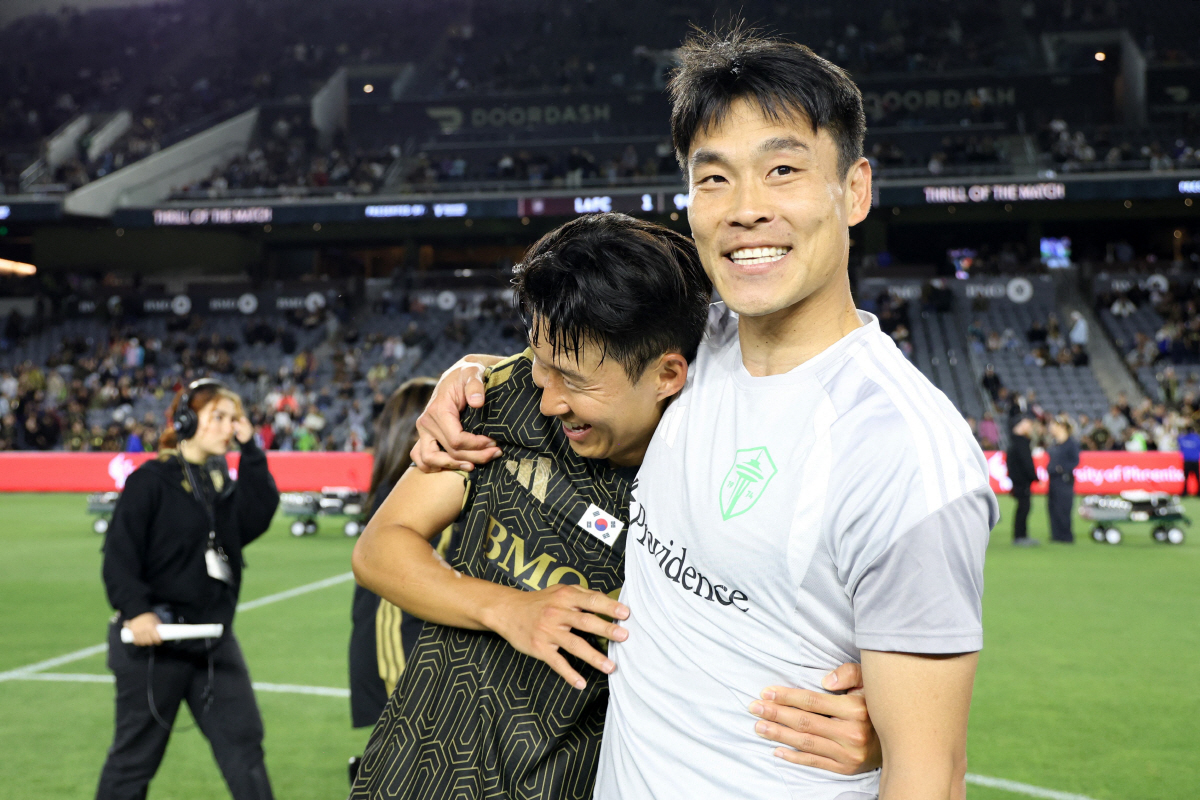 축구대표팀 합류 전 마지막 경기에서 전 대표팀 동료 김기희와 맞대결을 펼친 손흥민. AFP연합뉴스