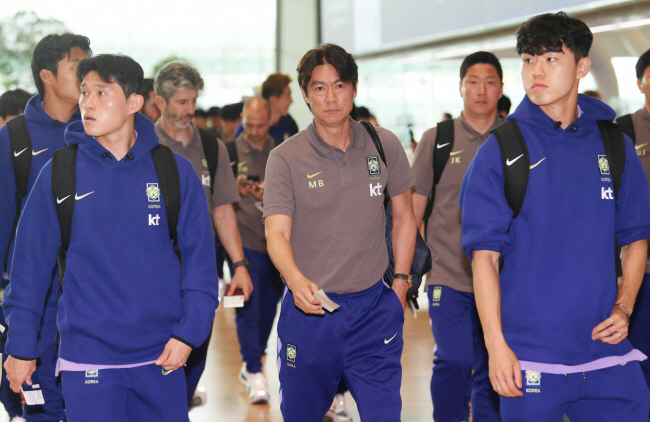 2026북중미 월드컵에 출전하는 A대표팀 본진이 18일 오후 인천국제공항 제2터미널을 통해 출국했다. 홍명보 감독과 선수들이 출국장으로 향하고 있다. 인천공항=정재근 기자 cjg@sportschosun.com/2026.5.18