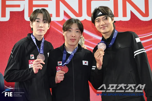 뉴 어펜져스 카이로월드컵 단체전 동메달. 왼쪽부터 도경동, 박상원, 오상욱. 사진제공=FIE