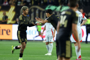 손흥민 천만다행! 공격진 공백 우려, LAFC 감독 직접 밝혔다 "특급 유망주 이적 제안 아직 없다"