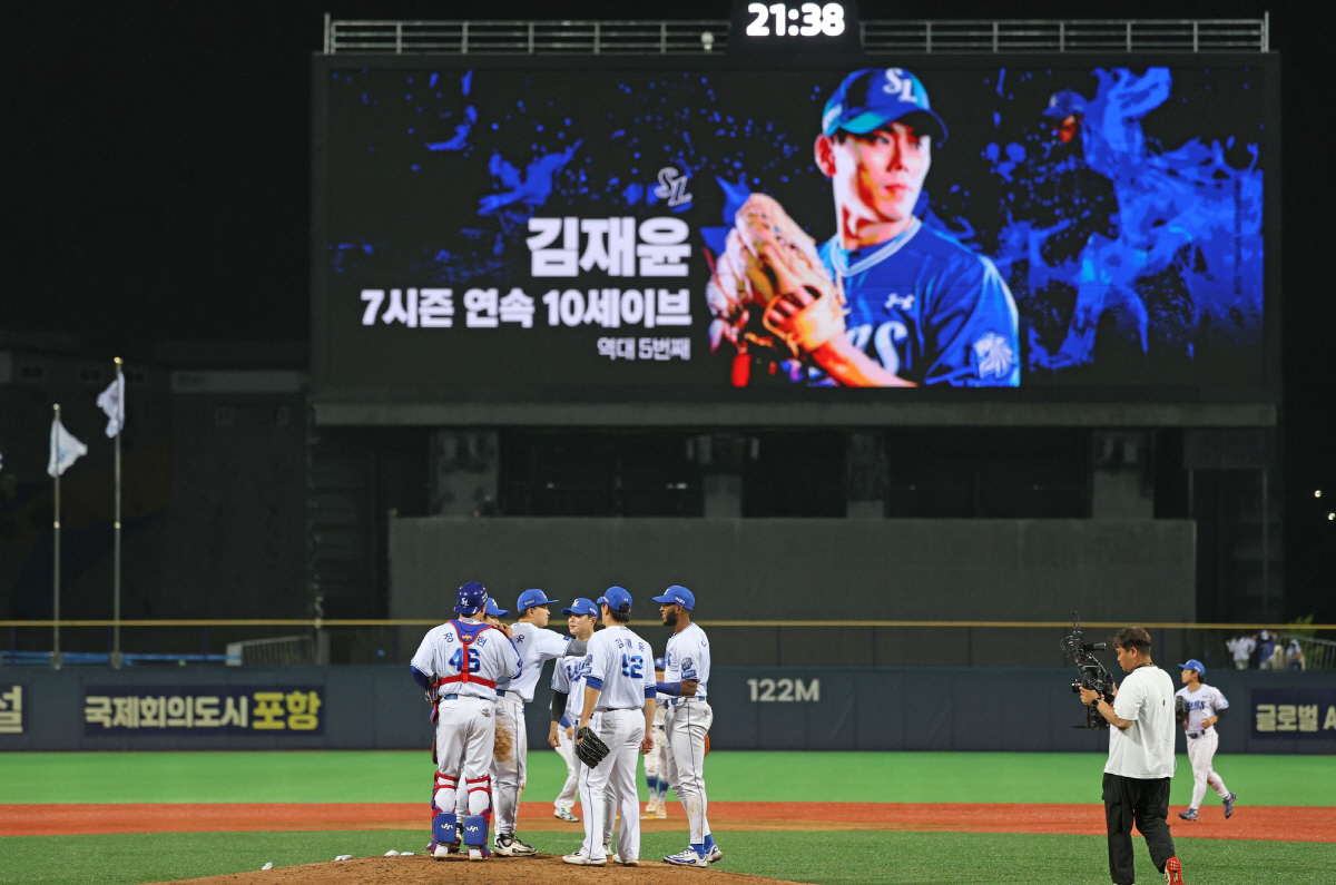7시즌 연속 10세이브 달성 후 세리머니를 하는 김재윤. 사진제공=삼성 라이온즈