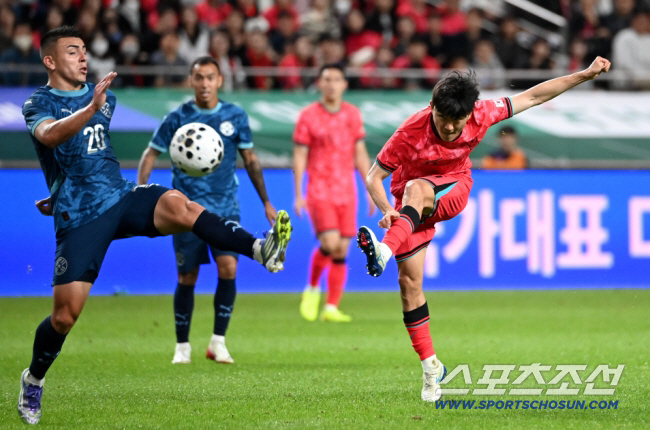 14일 서울월드컵경기장에서 열린 대한민국 축구대표팀과 파라과이의 평가전. 황인범이 슛팅을 시도하고 있다. 상암=허상욱 기자 wook@sportschosun.com/2025.10.14/