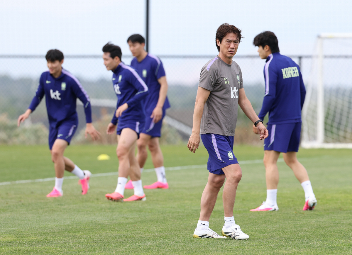 훈련 지도하는 홍명보 감독 (헤리먼[미국 유타주]=연합뉴스) 신준희 기자 = 25일(현지시간) 오후 미국 유타주 헤리먼에 위치한 자이언스뱅크 트레이닝센터에서 축구 국가대표팀 홍명보 감독이 훈련을 지시하고 있다. 2026.5.26 hama@yna.co.kr(끝)