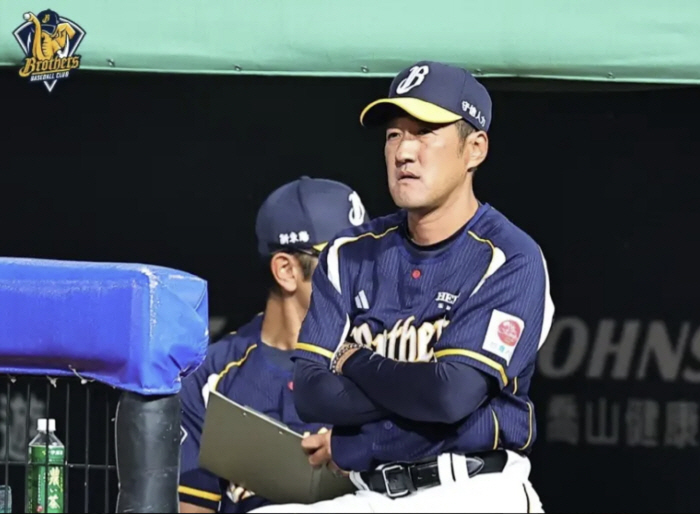 "타격코치 나가라!" 포수 후면석 현수막에 발끈한 감독! 알고보니 신변 위협 있었다