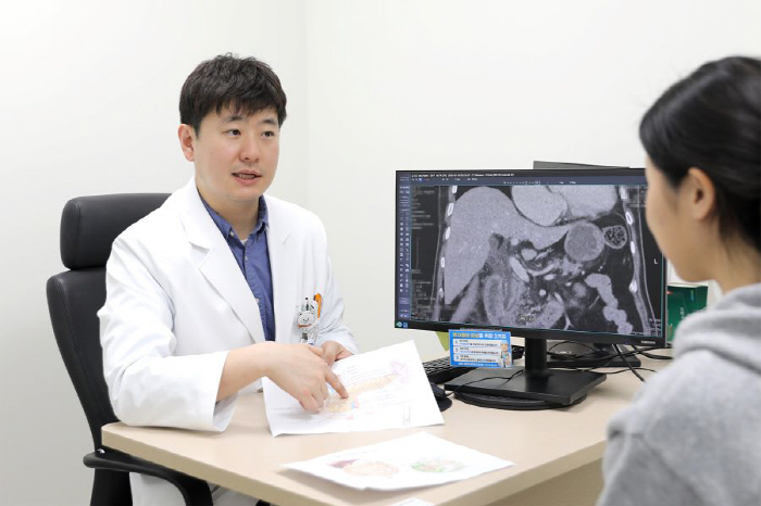 일산백병원 소화기내과 이태승 교수가 환자에게 췌장암 위험 신호와 검진 필요성에 대해 설명하고 있다.