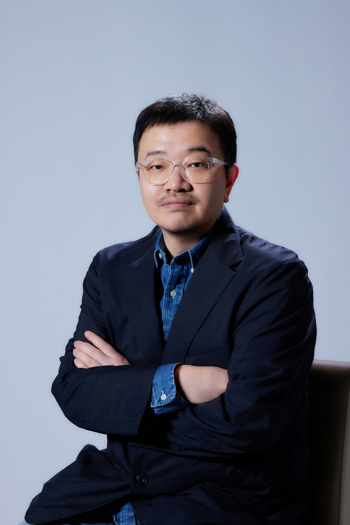 [인터뷰②] 연상호 감독 "전지현만 반사판 차별? 흰 티셔츠에 청바지만 입어도 완벽"('군체')