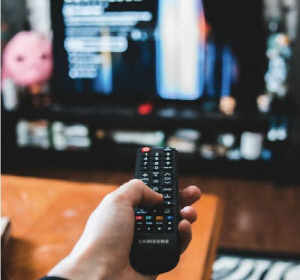 '앉아서 무엇을 하느냐'에 따라 치매 위험 달라져…TV 시청 땐 16% 증가
