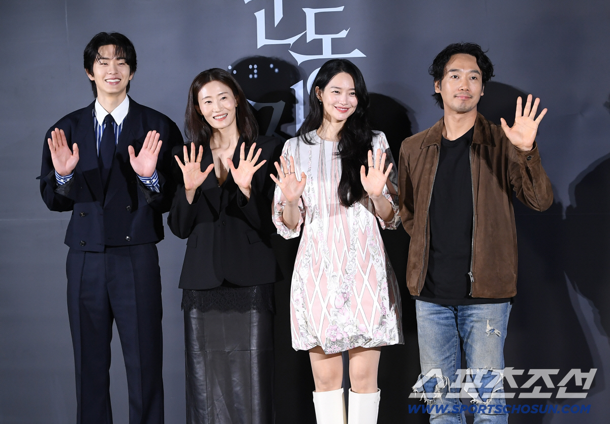 영화 '눈동자' 제작보고회가 26일 오전 서울 CGV용산아이파크몰에서 열렸다. 배우 이승룡, 김영아, 신민아, 김남희(왼쪽부터)가 포즈 취하고 있다. 정재근 기자 cjg@sportschosun.com/2026.5.26/