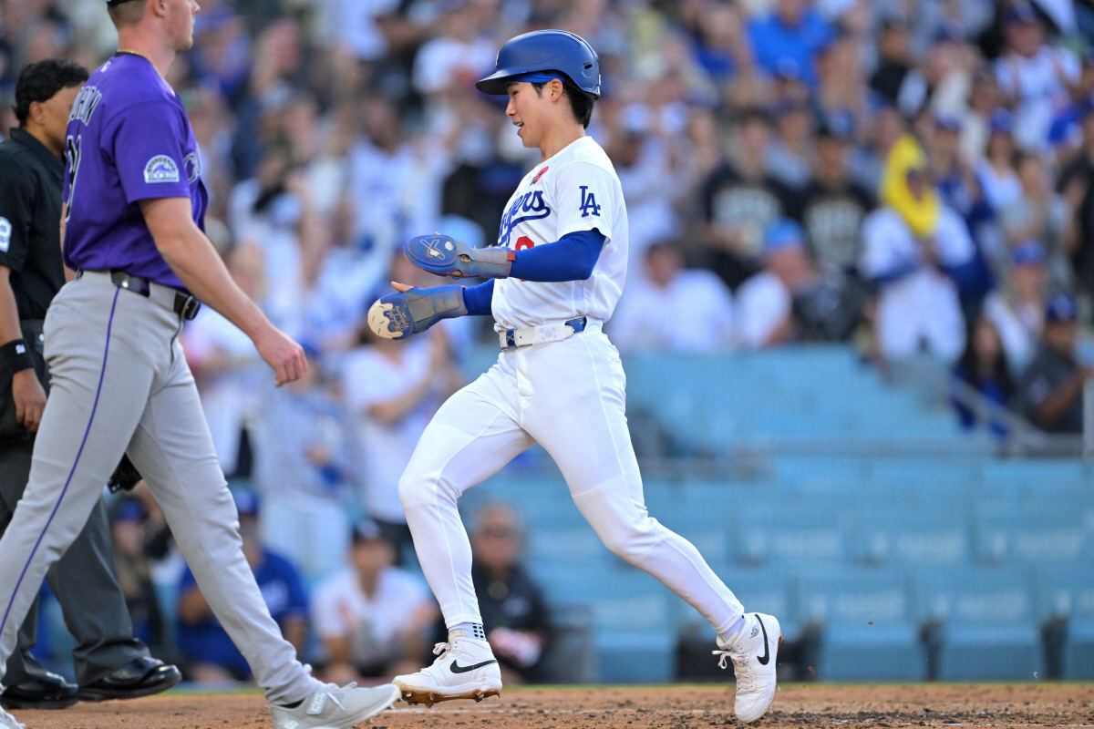 May 25, 2026; Los Angeles, California, USA; Los Angeles Dodgers second baseman Hyeseong Kim (6) runs home to score against the Colorado Rockies in the third inning at Dodger Stadium. Mandatory Credit: Jayne Kamin-Oncea-Imagn Images