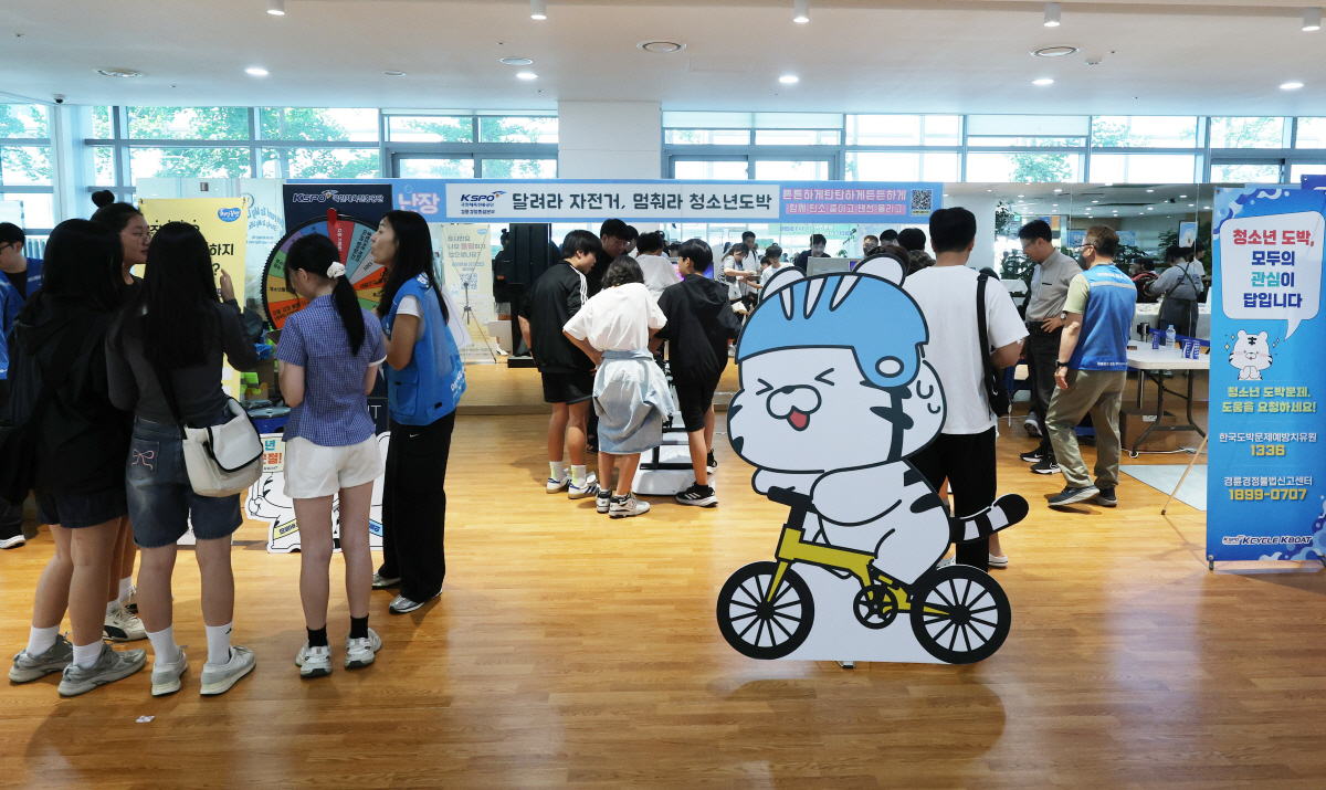 경륜경정총괄본부가 지난 23일 광명시 청소년의 달 기념행사 '오월의 난장'을 찾아 건전홍보 캠페인을 벌였다.사진제공=국민체육진흥공단