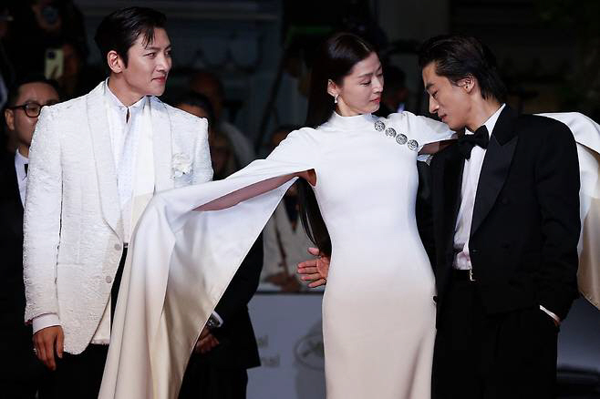 [인터뷰②] 전지현 "앰버서더로 갔던 과거 칸, 레카서 빨리 올라가라고..'군체'는 달라"('군체')