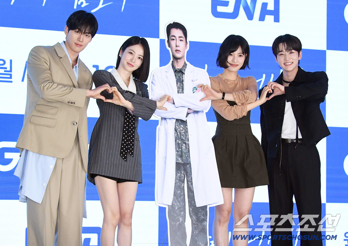 ENA 드라마 '닥터 섬보이' 제작발표회가 26일 오후 서울 신도림 더 세인트에서 열렸다. 배우 홍민기, 신예은, 이수경, 김윤우(왼쪽부터)가 이재욱의 등신대와 함께 포즈 취하고 있다. 정재근 기자 cjg@sportschosun.com/2026.5.26/