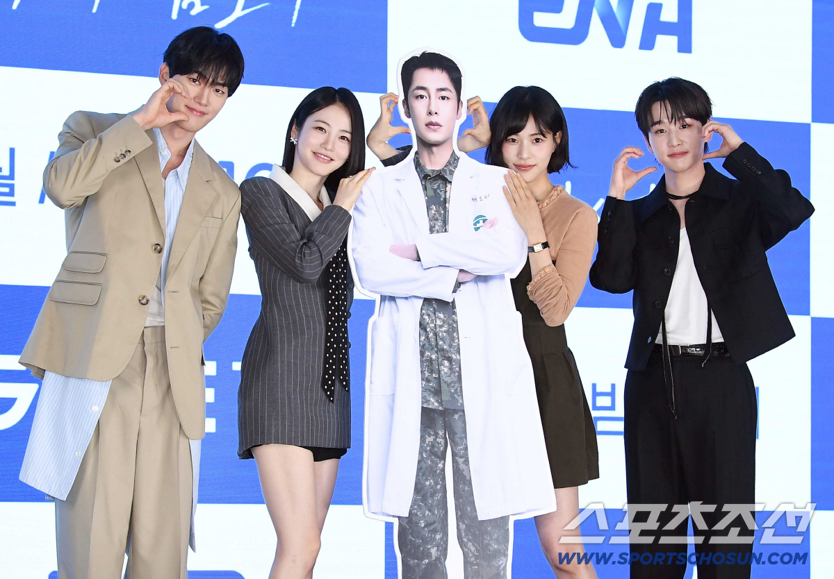 ENA 드라마 '닥터 섬보이' 제작발표회가 26일 오후 서울 신도림 더 세인트에서 열렸다. 배우 홍민기, 신예은, 이수경, 김윤우(왼쪽부터)가 이재욱의 등신대와 함께 포즈 취하고 있다. 정재근 기자 cjg@sportschosun.com/2026.5.26/