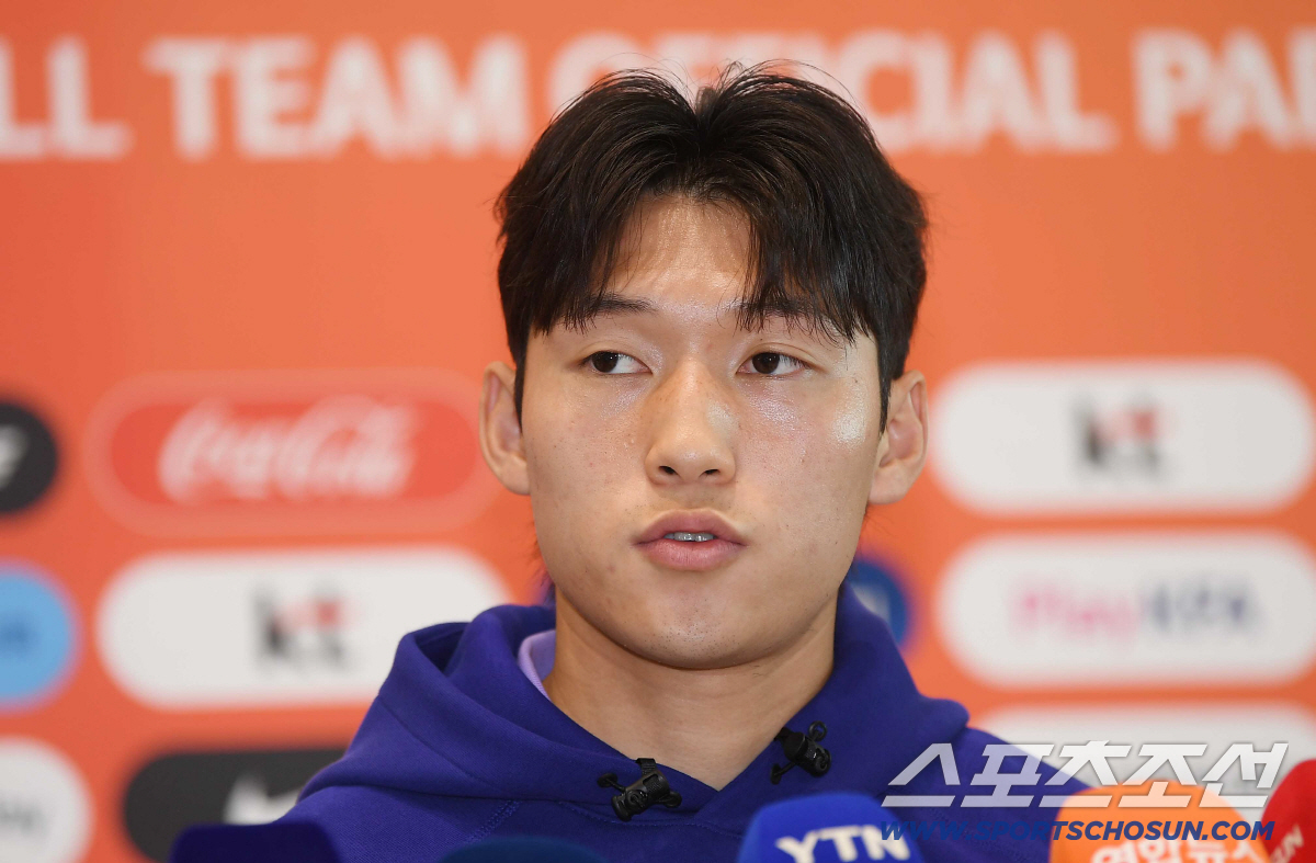 2026북중미 월드컵에 출전하는 A대표팀 본진이 18일 오후 인천국제공항 제2터미널을 통해 출국했다. 배준호가 인터뷰하고 있다. 인천공항=정재근 기자 cjg@sportschosun.com/2026.5.18