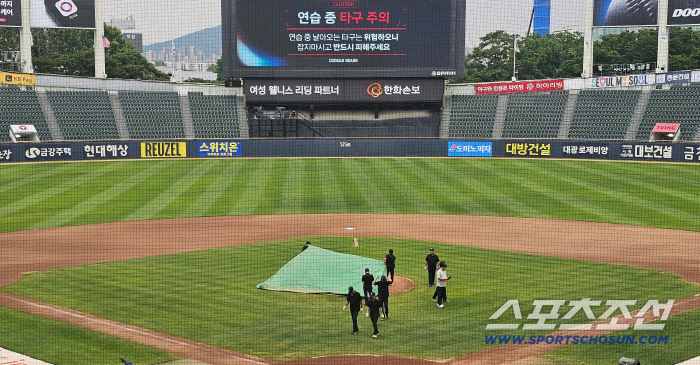 비내리는 잠실, 감독관의 발걸음이 빨라졌다. 구단 측은 '발 동동'…KT-두산전 열릴 수 있나 [잠실현장]