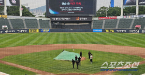 비내리는 잠실, 감독관의 발걸음이 빨라졌다. 구단 측은 '발 동동'…KT-두산전 열릴 수 있나 [잠실현장]