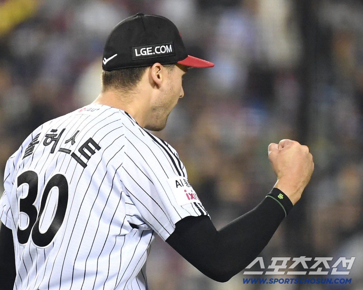 7일 잠실구장에서 열린 LG와 두산의 경기. 7회 두산 양의지를 병살 처리하는 LG 톨허스트. 잠실=송정헌 기자 songs@sportschosun.com/2026.05.07/