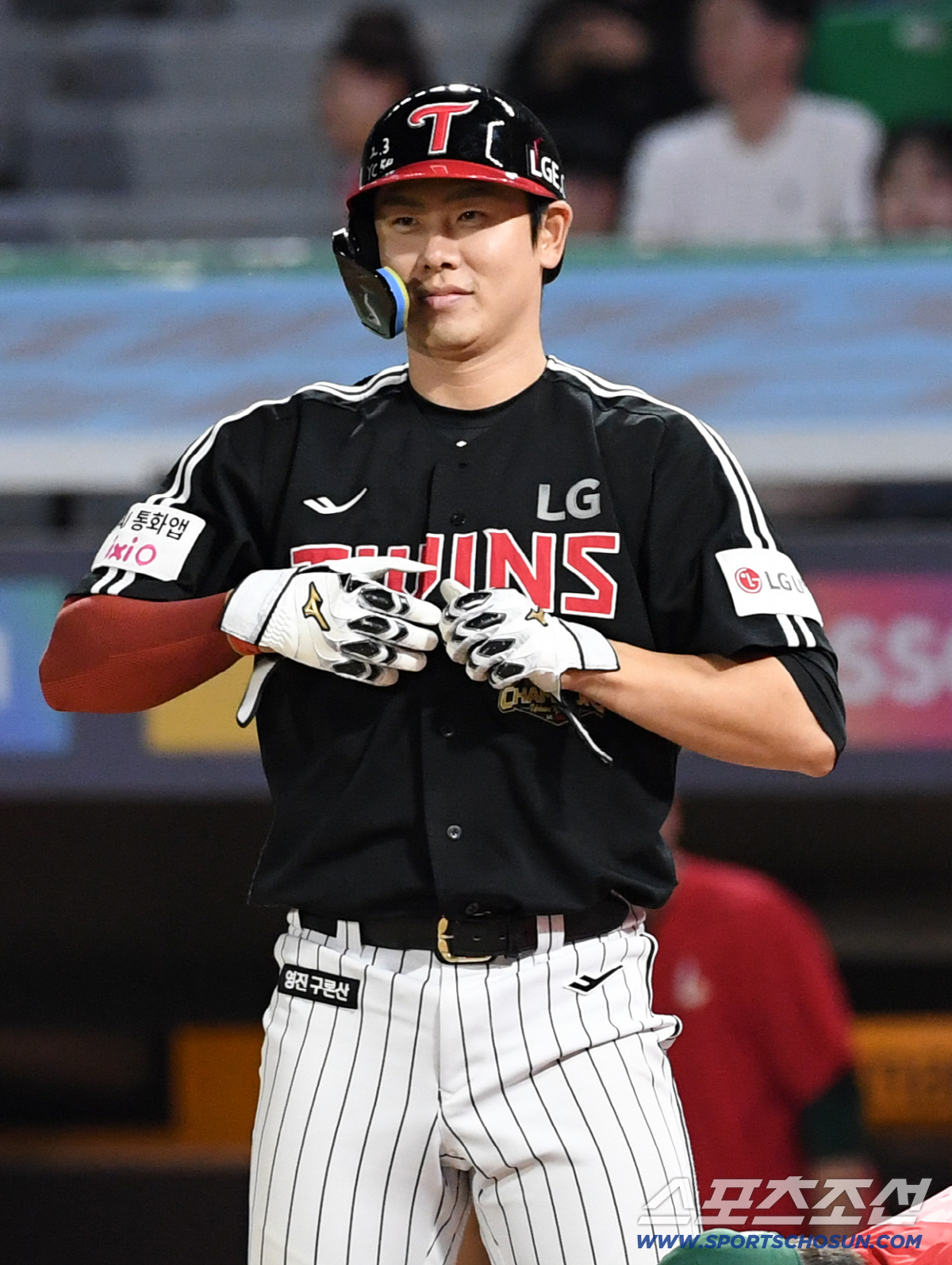 15일 인천SSG랜더스필드에서 열린 SSG와 LG의 경기. 9회초 1사 만루 LG 홍창기가 볼넷을 얻어내고 있다. 인천=박재만 기자 pjm@sportschosun.com/2026.05.15/
