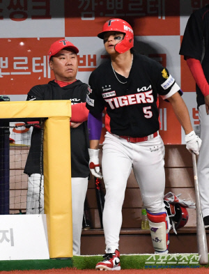 '슈퍼스타는 결정적 순간 증명한다' 담장 직격 싹쓸이로 부진 탈출...이범호 감독 믿음은 틀리지 않았다