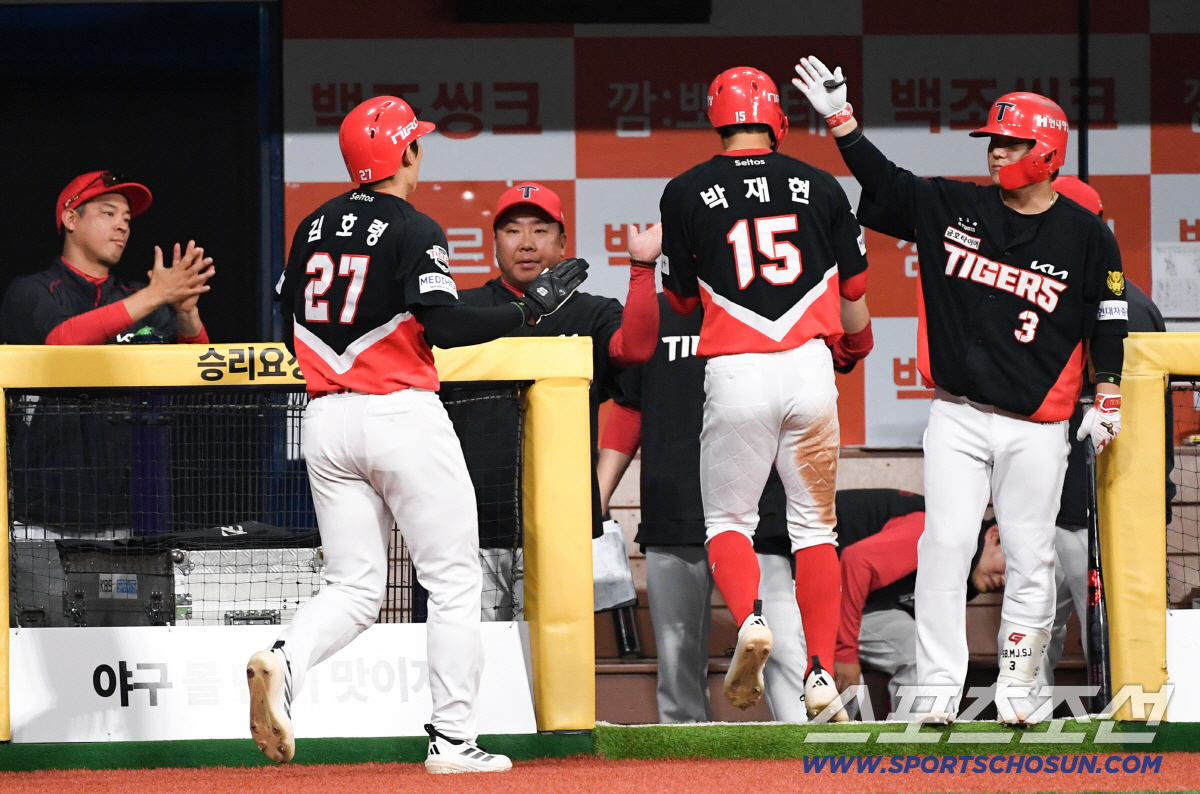김도영 안타 때 득점한 김호령과 박재현을 반긴 이범호 감독.