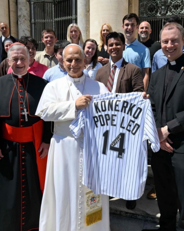 이쯤되면 '성덕'…'CWS 찐팬' 레오 14세 함박웃음! 또 의미 있는 선물 받았다는데