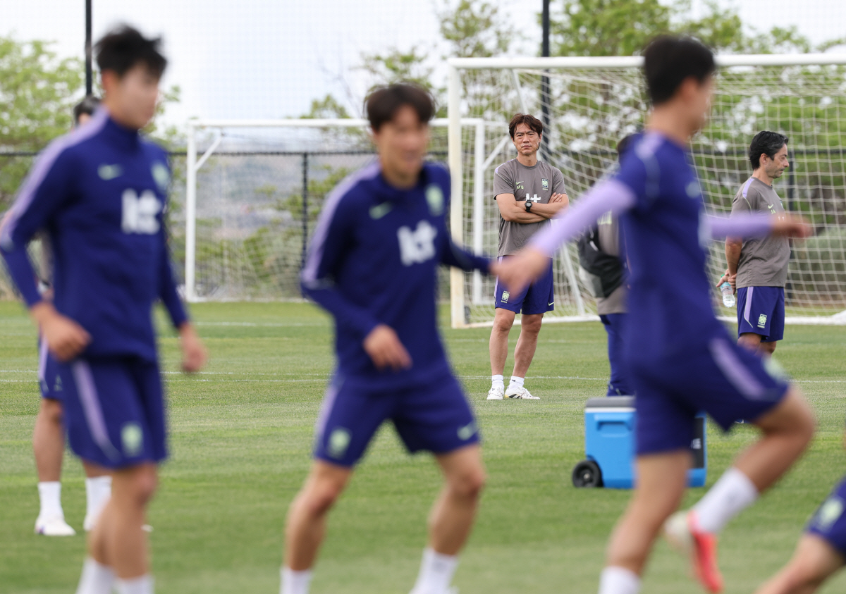 훈련 지도하는 홍명보 감독 (헤리먼[미국 유타주]=연합뉴스) 신준희 기자 = 25일(현지시간) 오후 미국 유타주 헤리먼에 위치한 자이언스뱅크 트레이닝센터에서 축구 국가대표팀 홍명보 감독이 훈련을 지시하고 있다. 2026.5.26 hama@yna.co.kr(끝)