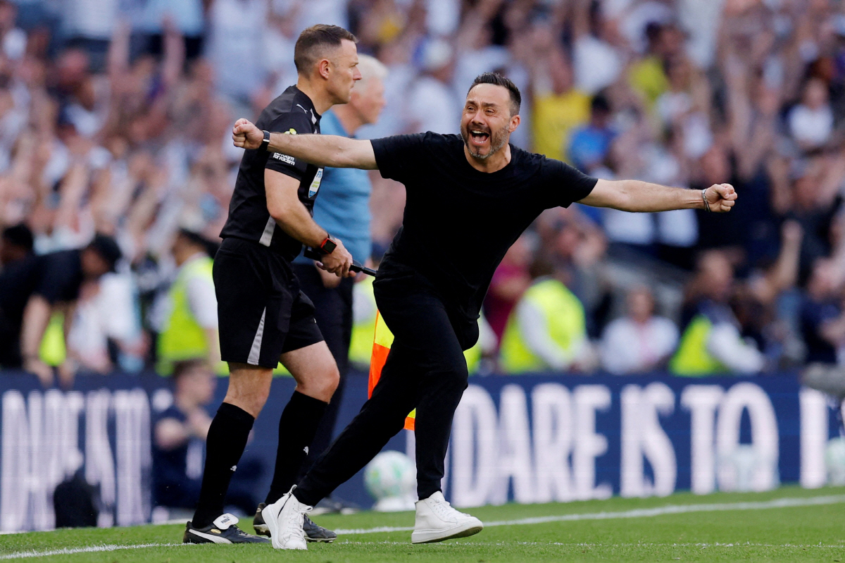 Soccer Football - Premier League - Tottenham Hotspur v Everton - Tottenham Hotspur Stadium, London, Britain - May 24, 2026 Tottenham Hotspur manager Roberto De Zerbi celebrates after the match Action Images via Reuters/Andrew Couldridge EDITORIAL USE ONLY. NO USE WITH UNAUTHORIZED AUDIO, VIDEO, DATA, FIXTURE LISTS, CLUB/LEAGUE LOGOS OR 'LIVE' SERVICES. ONLINE IN-MATCH USE LIMITED TO 120 IMAGES, NO VIDEO EMULATION. NO USE IN BETTING, GAMES OR SINGLE CLUB/LEAGUE/PLAYER PUBLICATIONS. PLEASE CONTACT YOUR ACCOUNT REPRESENTATIVE FOR FURTHER DETAILS.. TPX IMAGES OF THE DAY