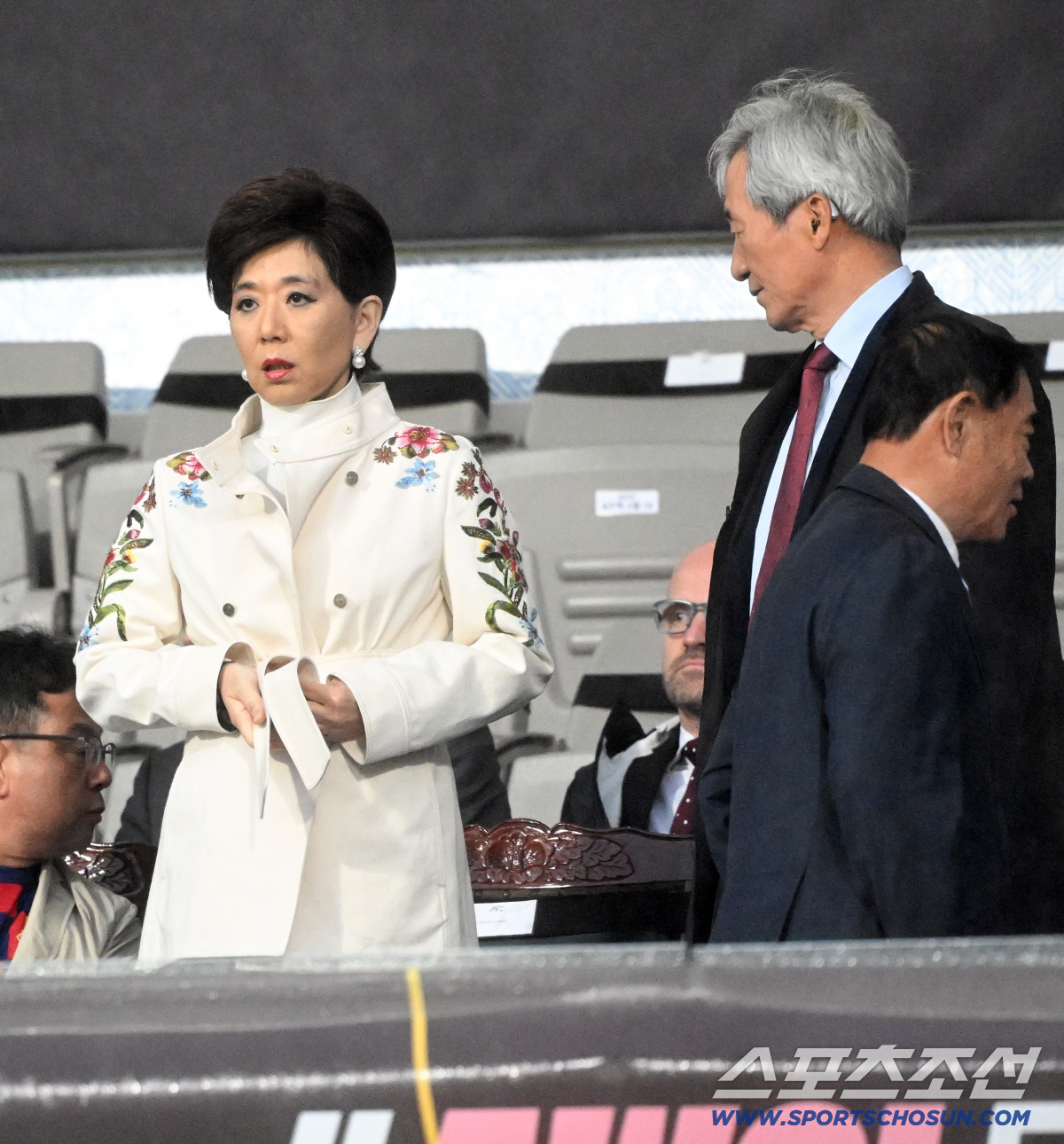 20일 수원종합운동장에서 열린 2025-2026시즌 아시아축구연맹(AFC) 여자 챔피언스리그(AWCL) 내고향여자축구단과 수원FC위민의 준결승전. 미셸 강 올랭피크 리옹, 런던시티 라이오네스 구단주가 정몽준 전 대한축구협회장과 함께 경기를 지켜보고 있다. 수원=박재만 기자 pjm@sportschosun.com/