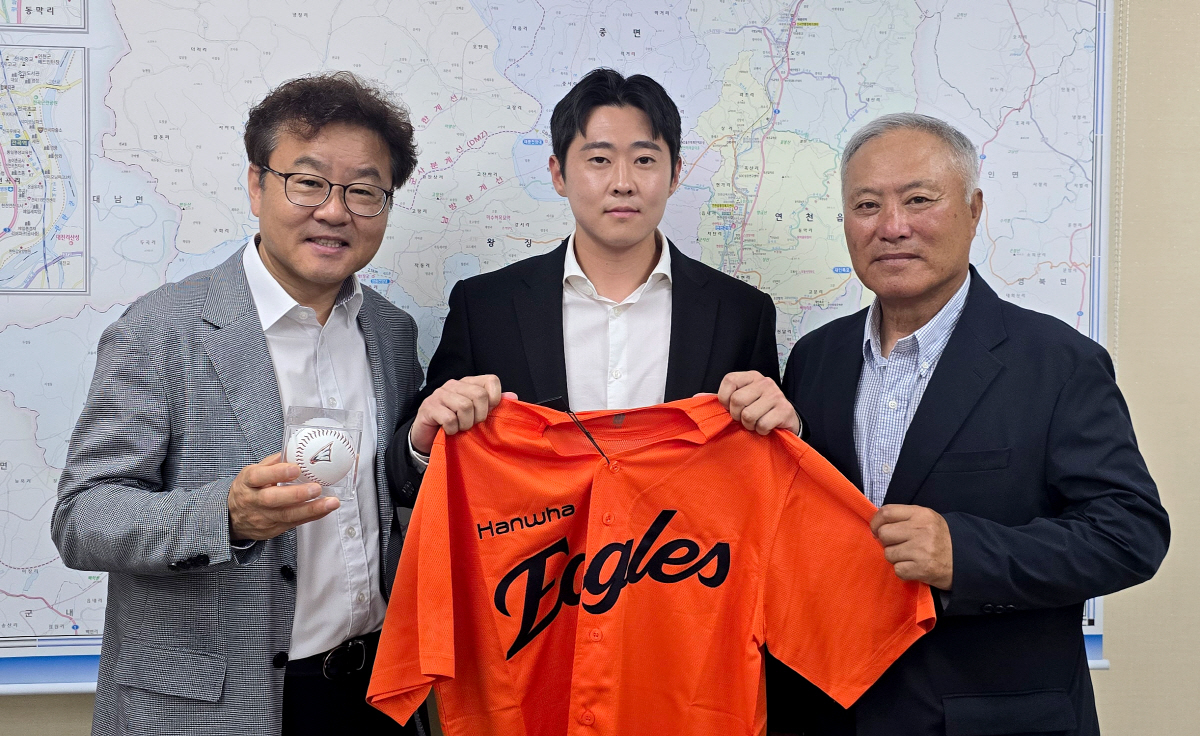 (왼쪽부터) 박종일 연천부군수, 박상목, 김인식 연천미라클 감독. 사진제공=연천미라클