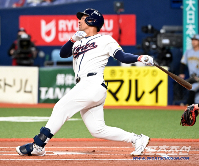 지난 3월 WBC 한국 대표팀과 NPB 한신 타이거스간 평가전에 출전해 타격을 하고 있는 저마이 존스. 스포츠조선 DB
