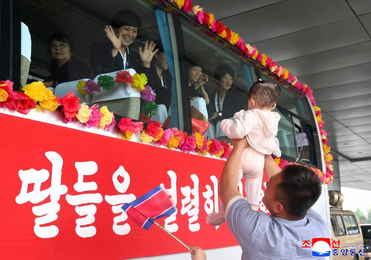 (평양 조선중앙통신=연합뉴스) 2025-2026 아시아축구연맹(AFC) 여자선수권보유자연맹전에서 우승한 북한 내고향팀 선수들이 지난 26일 귀국했다고 조선중앙통신이 27일 보도했다.
