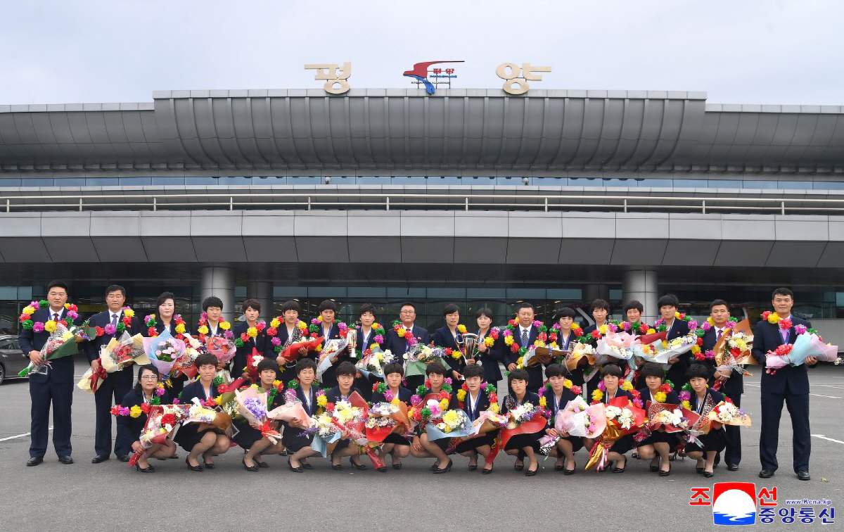 (평양 조선중앙통신=연합뉴스) 2025-2026 아시아축구연맹(AFC) 여자선수권보유자연맹전에서 우승한 북한 내고향팀 선수들이 지난 26일 귀국했다고 조선중앙통신이 27일 보도했다.