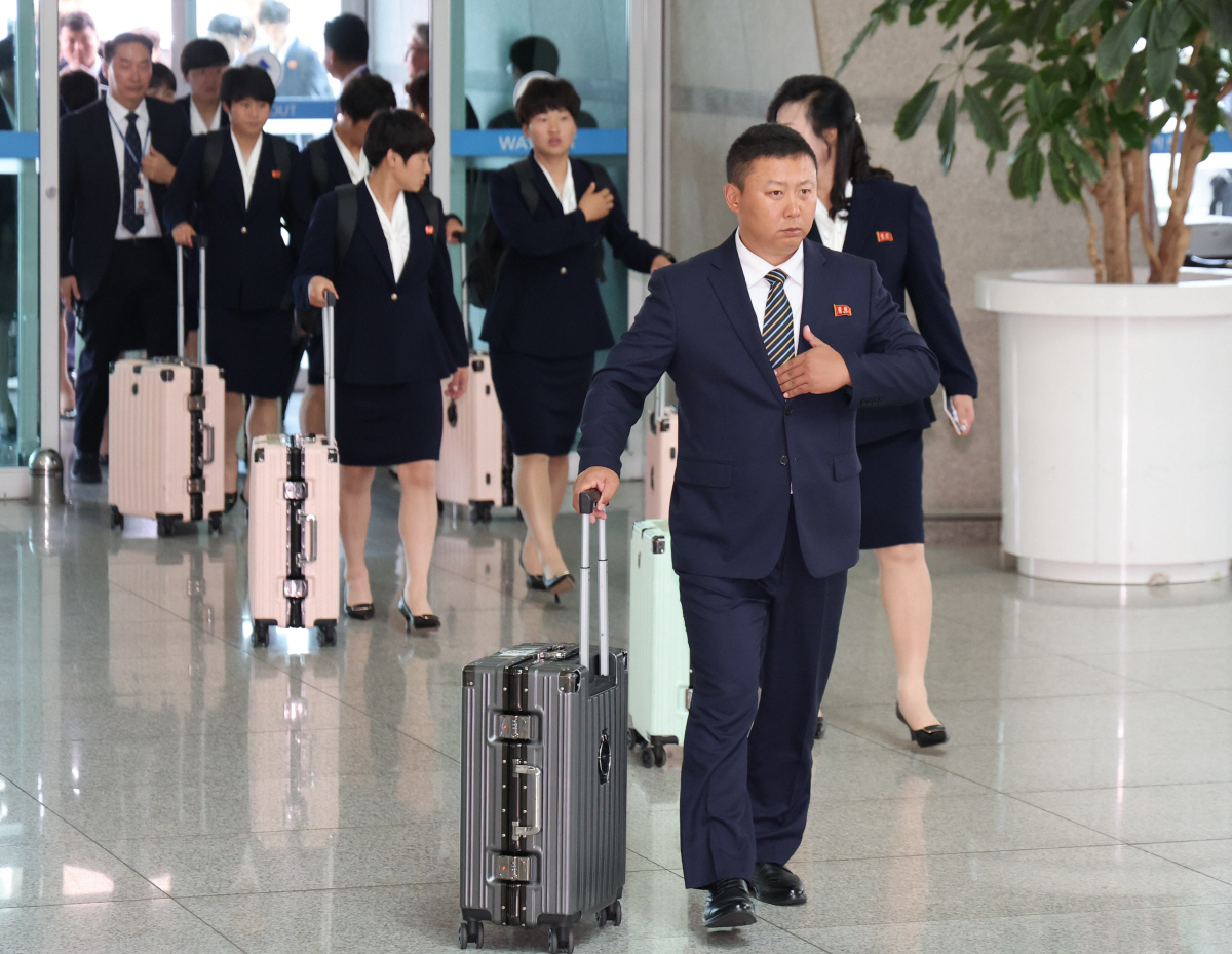 24일 인천공항 통해 출국하는 내고향여자축구단
