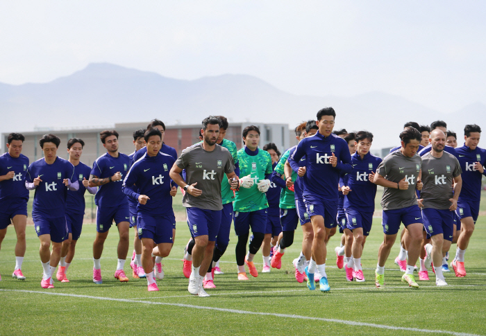[솔트레이크 ON]"남자는 역시 핑크지" 홍명보호 월드컵 '핑크빛 돌풍' 예고?…'파랑 축구화' 손흥민이 더 눈에 띄는 아이러니