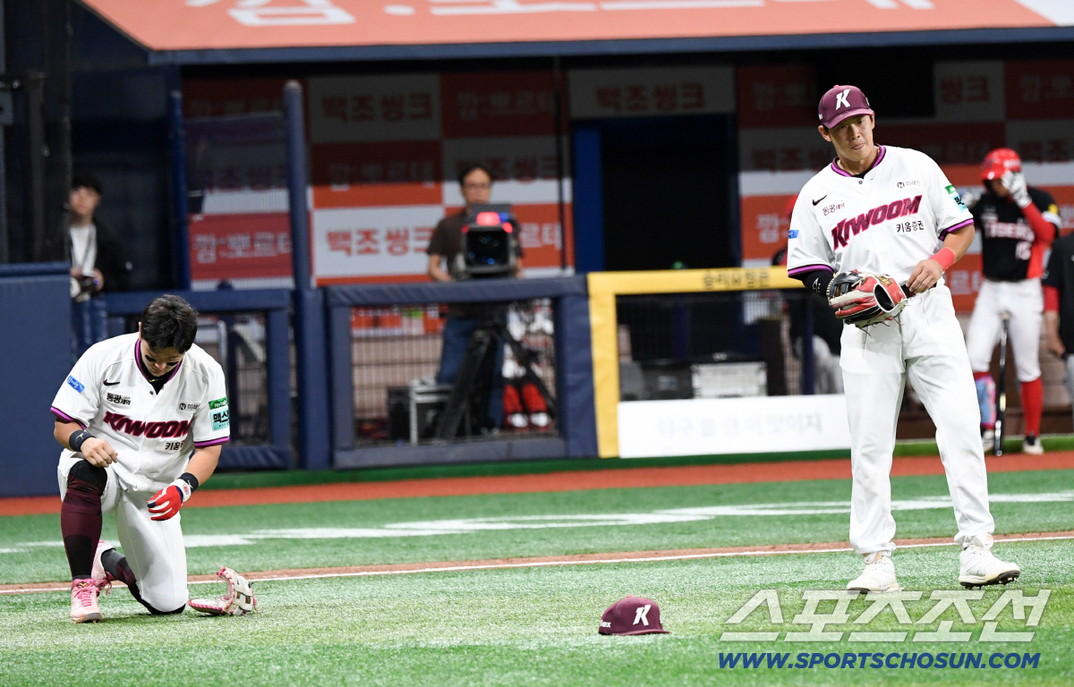 26일 서울 고척스카이돔에서 열린 키움과 KIA의 경기. 7회초 KIA 김태군 내야 뜬공을 키움 1루수 최주환이 포구에 실패하고 있다. 고척=박재만 기자 pjm@sportschosun.com/2026.05.26/